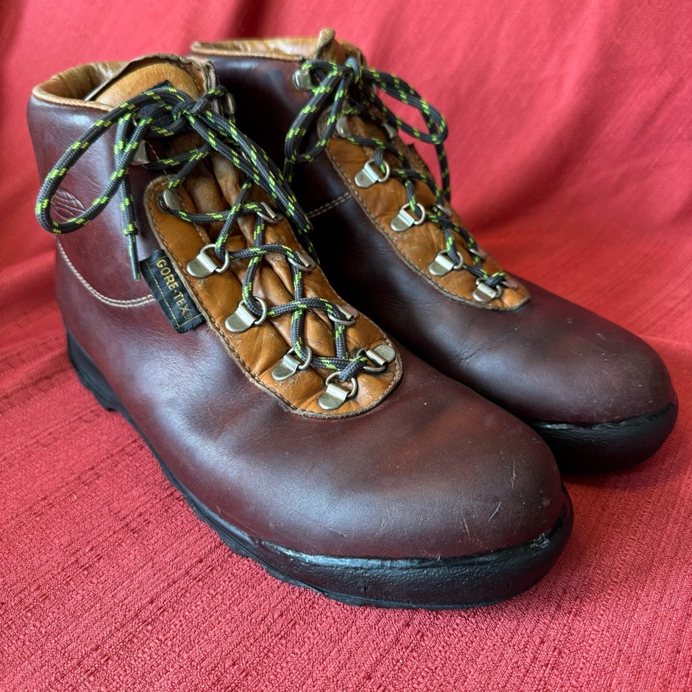 Vasque Brown Lace Up Boots with Black and Green Laces